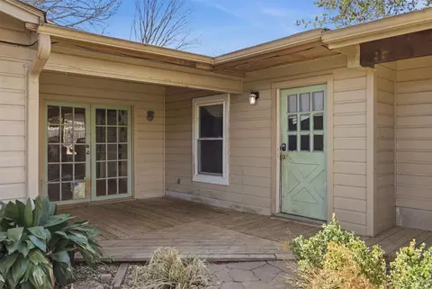 Exterior - 133 Hillcrest Dr, Luling, TX 78648 photo 4 of 11