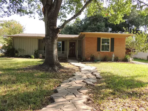 Exterior - 133 Hillcrest Dr, Luling, TX 78648 photo 2 of 11