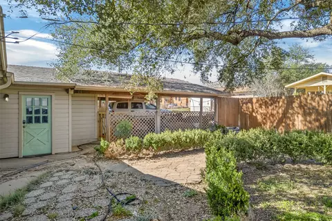Exterior - 133 Hillcrest Dr, Luling, TX 78648 photo 5 of 11