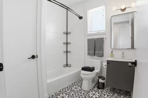 Bath - 2709 E 5th St #1306, Austin, TX 78702 photo 1 of 6