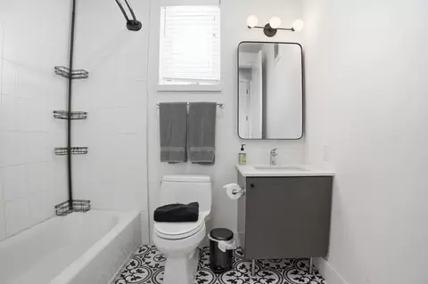 Bath - 2709 E 5th St #1306, Austin, TX 78702 photo 2 of 6