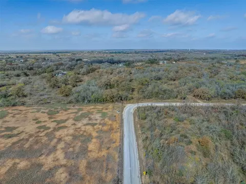 970 Bugtussle Ln, Luling, TX 78648 photo 3