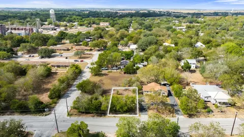 905 N Blanco St, Lockhart, TX 78644