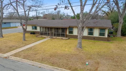 811 Nixon St, Lockhart, TX 78644