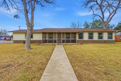 811 Nixon St, Lockhart, TX 78644