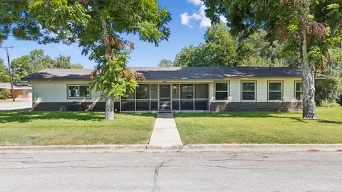811 Nixon St, Lockhart, TX 78644