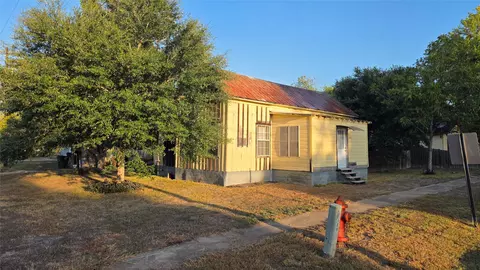 401 N Pecan St, Moulton, TX 77975