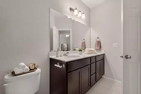 Bath - 499 Eagle Brook Ln, Buda, TX 78610 photo 3 of 4