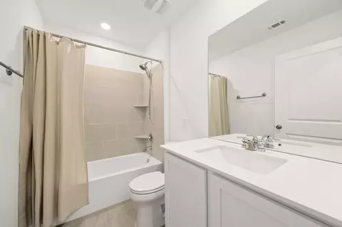 Bath - 1612 Devine Lake Bnd, Leander, TX 78641 photo 3 of 4