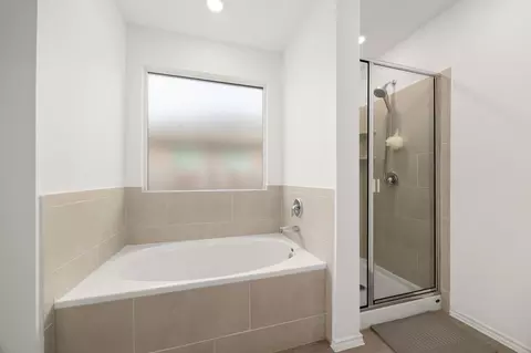 Bath - 1612 Devine Lake Bnd, Leander, TX 78641 photo 2 of 4