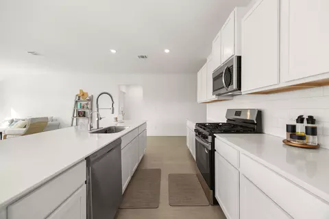 Kitchen - 1612 Devine Lake Bnd, Leander, TX 78641 photo 5 of 6