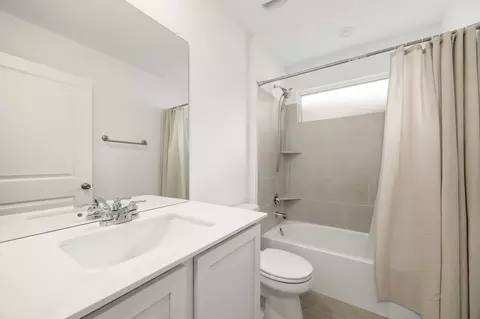 Bath - 1612 Devine Lake Bnd, Leander, TX 78641 photo 4 of 4