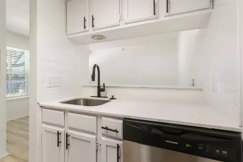 Kitchen - 923 E 41st St #101, Austin, TX 78751 photo 2 of 2