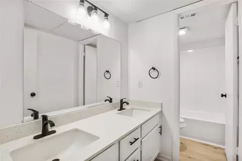Bath - 923 E 41st St #101, Austin, TX 78751 photo 1 of 2