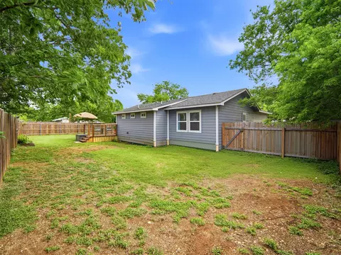 Exterior - 700 9th St, Blanco, TX 78606 photo 7 of 10