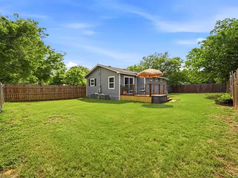 Exterior - 700 9th St, Blanco, TX 78606 photo 8 of 10