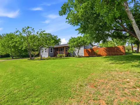Exterior - 700 9th St, Blanco, TX 78606 photo 5 of 10