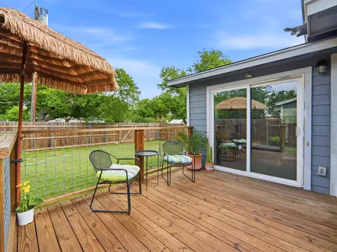 Exterior - 700 9th St, Blanco, TX 78606 photo 9 of 10