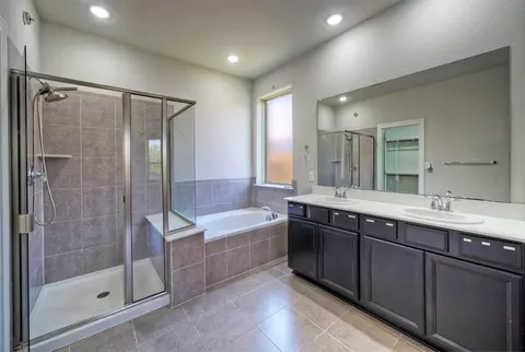Bath - 2260 Hat Bender Loop, Round Rock, TX 78664 photo 4 of 5