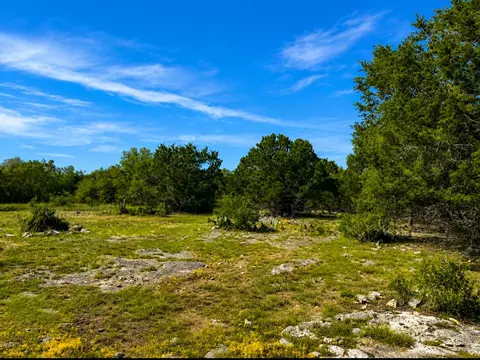 300 Live Oak Hills Ct, San Marcos, TX 78666