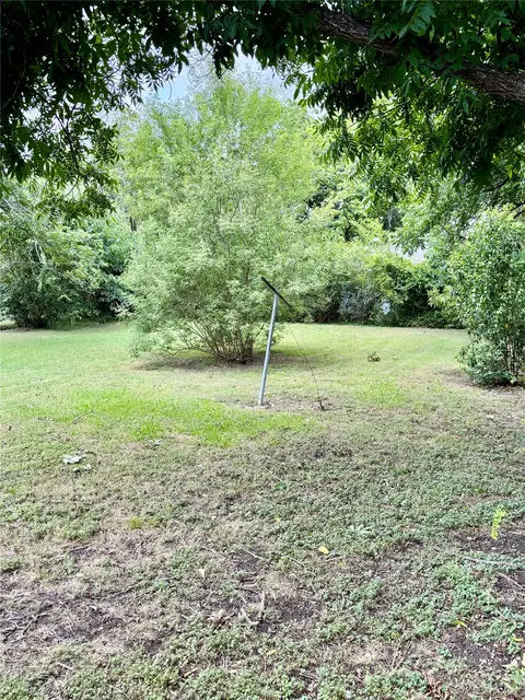 Exterior - 415 E 7th St, Taylor, TX 76574 photo 5 of 7