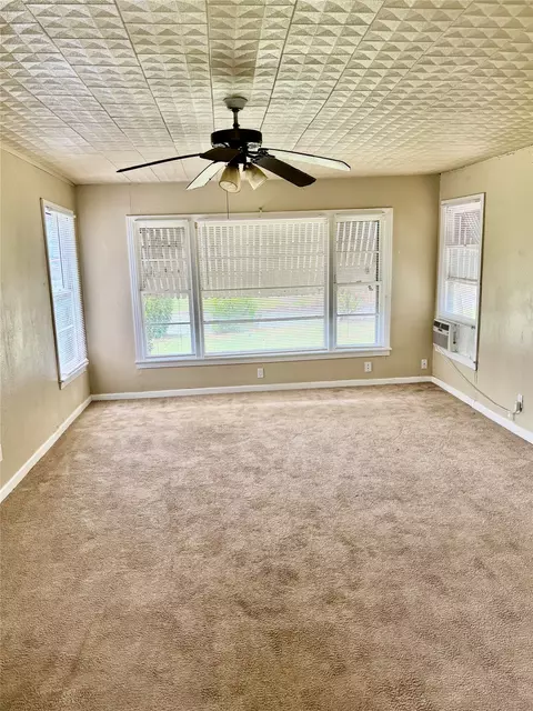 Living - 415 E 7th St, Taylor, TX 76574 photo 1 of 1