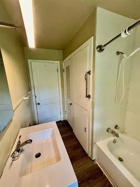 Bath - 415 E 7th St, Taylor, TX 76574 photo 3 of 3
