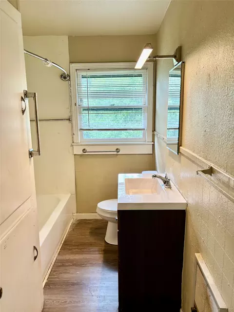 Bath - 415 E 7th St, Taylor, TX 76574 photo 1 of 3
