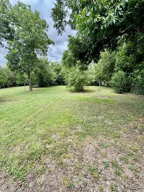 Exterior - 415 E 7th St, Taylor, TX 76574 photo 6 of 7