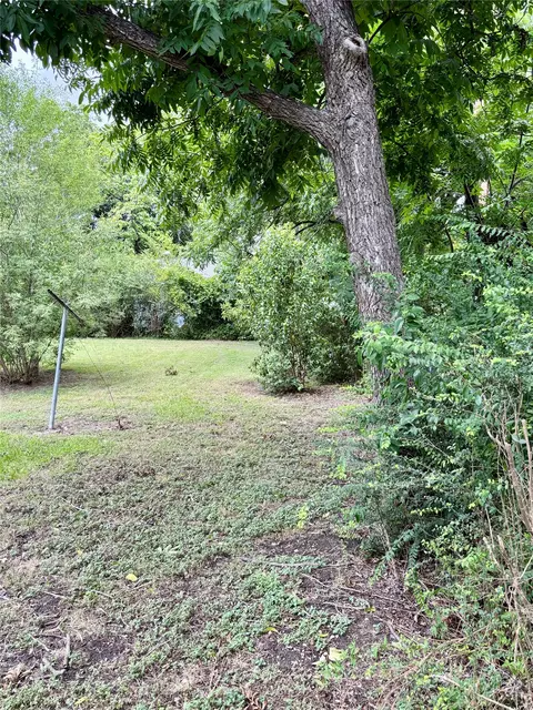 Exterior - 415 E 7th St, Taylor, TX 76574 photo 7 of 7