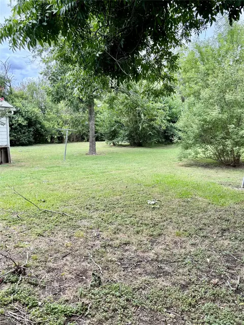 Exterior - 415 E 7th St, Taylor, TX 76574 photo 4 of 7