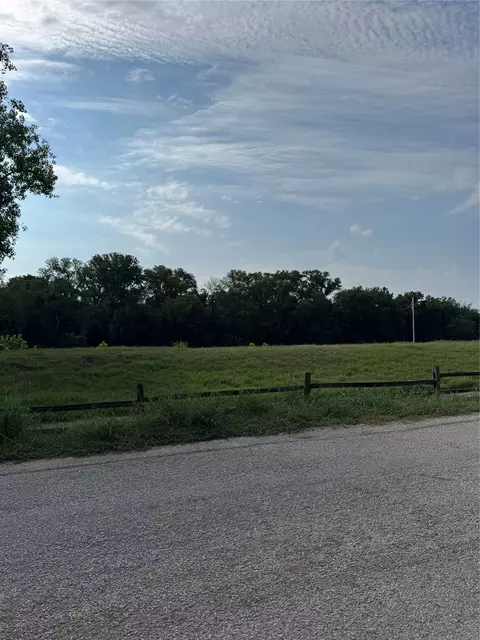 736 E Riverside Dr, Bastrop, TX 78602 photo 2