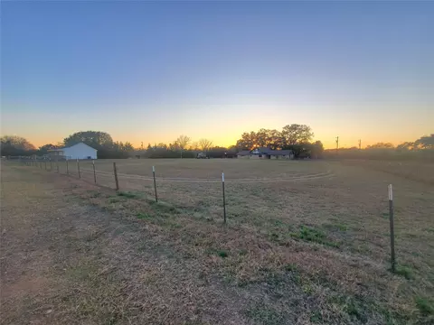 105 Red Tip Ln, Brenham, TX 77833