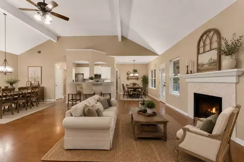 207 Cove Creek Dr, Spicewood, TX 78669
