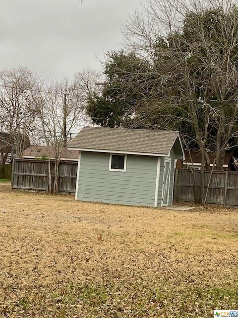 220 E Crockett St, Luling, TX 78648 photo 5
