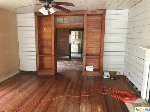 303 E Bowie St, Luling, TX 78648 photo 2