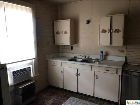 303 E Bowie St, Luling, TX 78648 photo 3