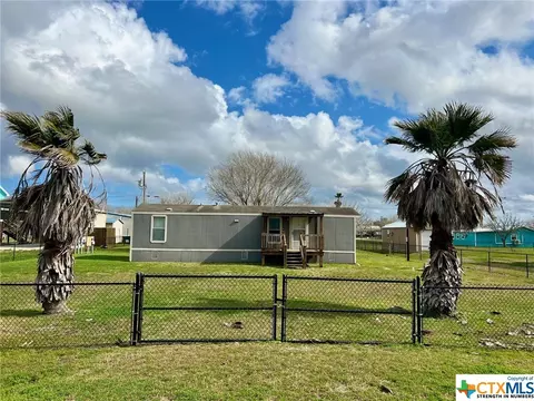 71 Betty St, Port Lavaca, TX 77979