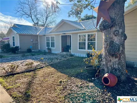 402 Dunn St, Yoakum, TX 77995