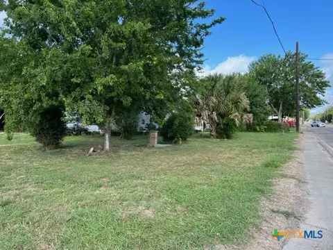 1413 E Juan Linn St, Victoria, TX 77901
