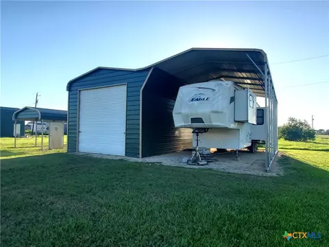 302-304 S 13th St, Seadrift, TX 77983