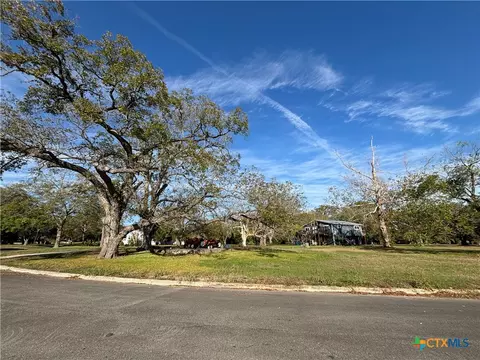67 S Hampton Dr, Seguin, TX 78155