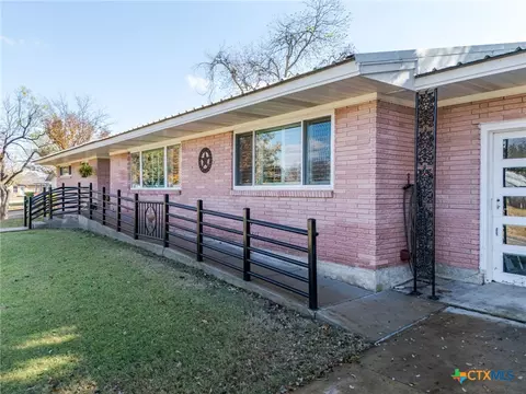 708 W North Ave, Lampasas, TX 76550