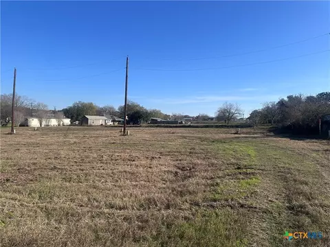 610 S 8th St, Stockdale, TX 78160