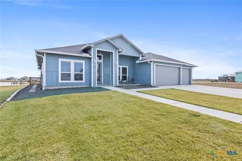 13 Westpointe Dr, Rockport, TX 78382