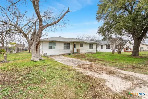 320 E Davilla St, Bartlett, TX 76511