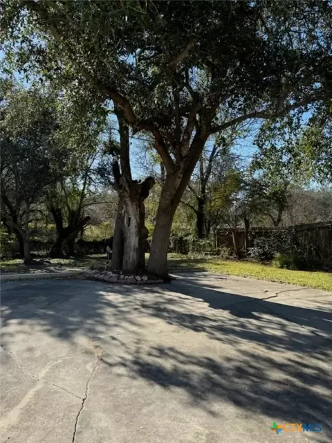727 Brookhollow Dr, Port Lavaca, TX 77979