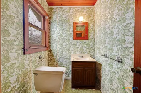 Bath - 222 Myrtle Ave, Luling, TX 78648 photo 3 of 3