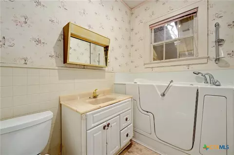 Bath - 222 Myrtle Ave, Luling, TX 78648 photo 2 of 3