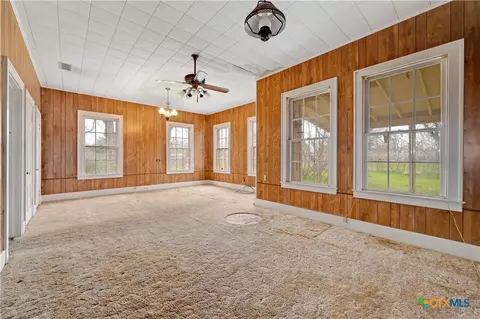 Living - 222 Myrtle Ave, Luling, TX 78648 photo 5 of 9
